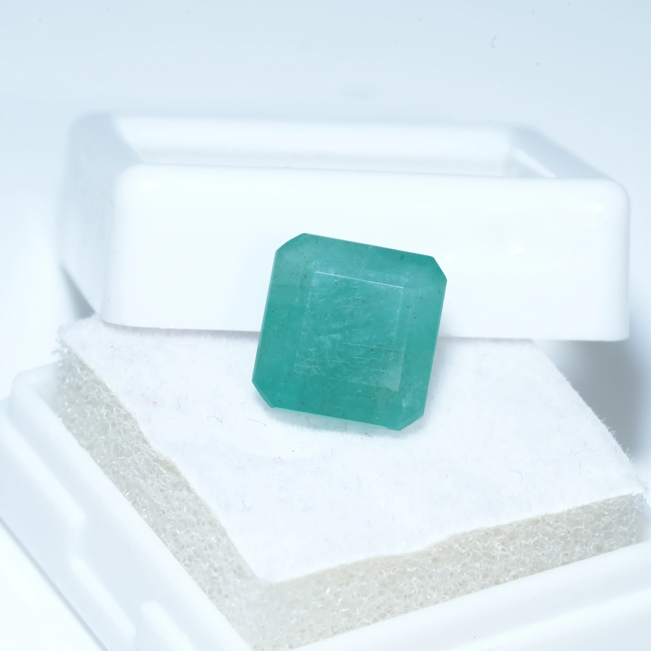 4.80 ct Natural Green Emerald stone secondary