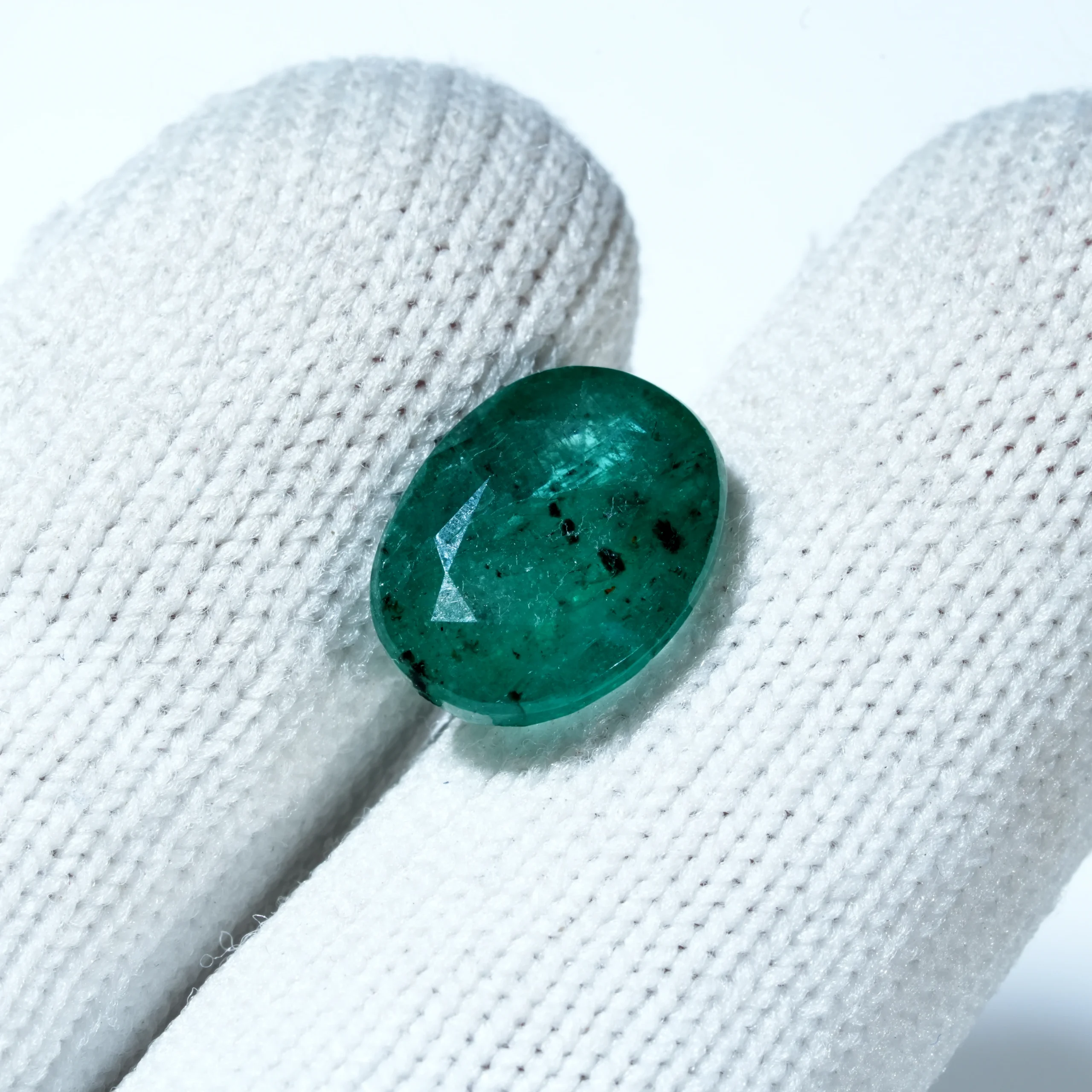 4.75 ct Natural Green Emerald stone secondary