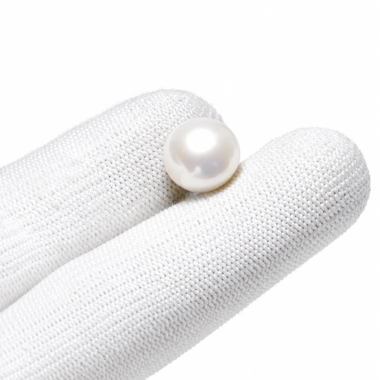 9.95 ct Certified Hyderabadi Pearl (Moti) with finger