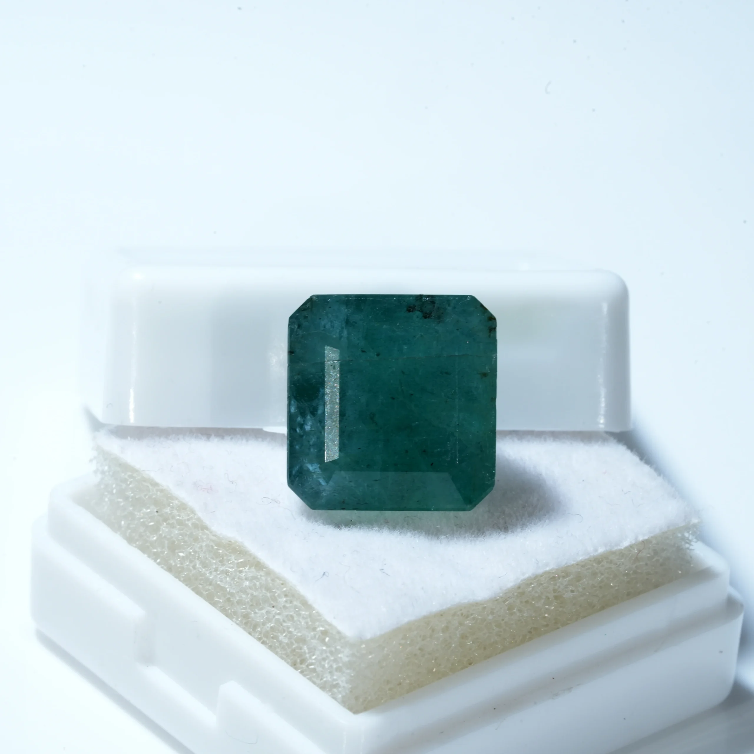 9.75 ct Natural Green Emerald (Panna) stone secondary