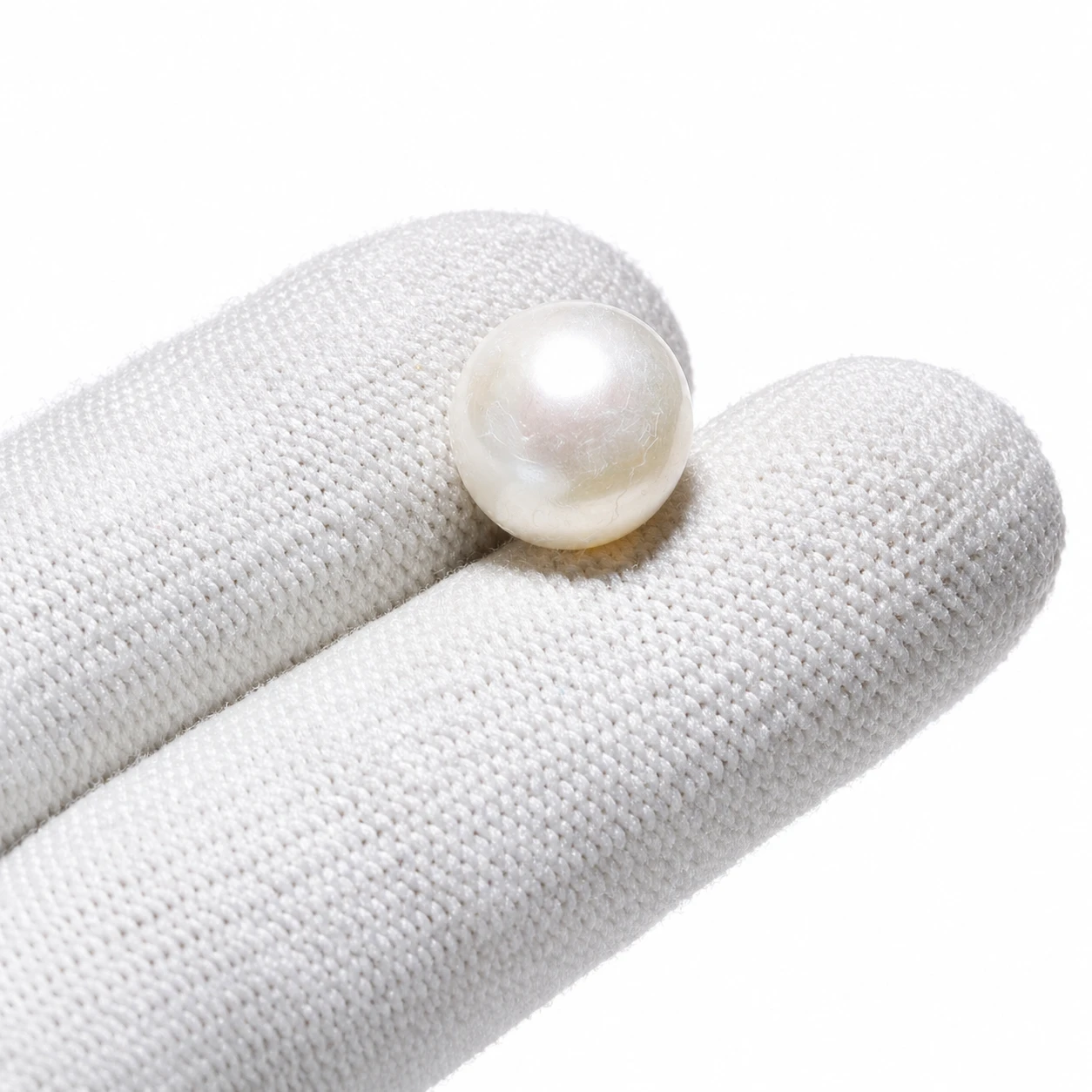 9.85 ct Certified Hyderabadi Pearl with finger