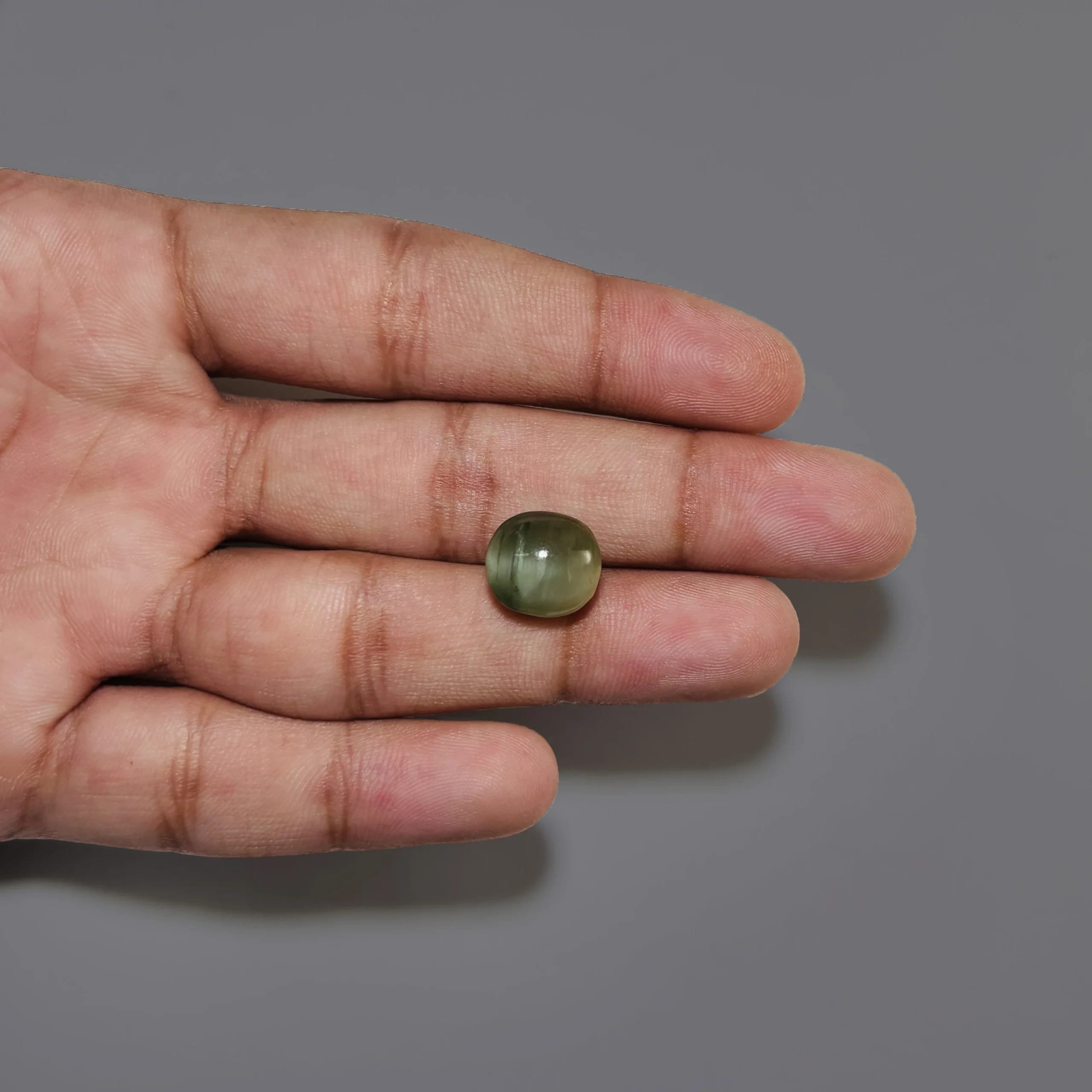 Natural Cat Eye (Lehsunia) gemstone 6.55ct with finger
