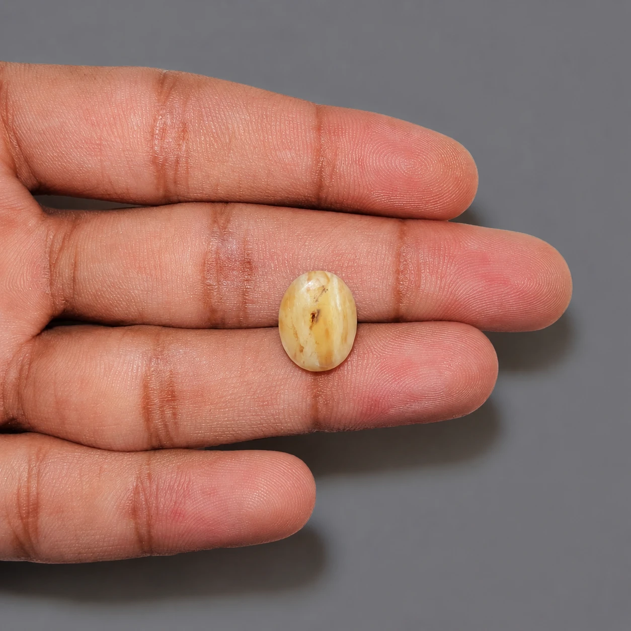 4.85 ct Cat Eye (Lehsunia) gemstone with finger