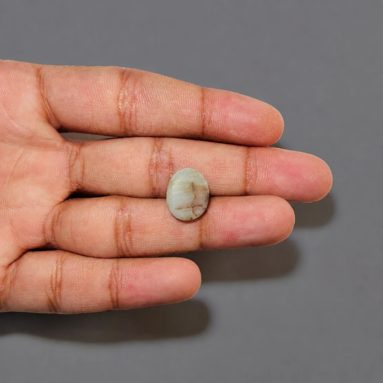 Natural Cat Eye (Lehsunia) gemstone 7.60 ct with finger