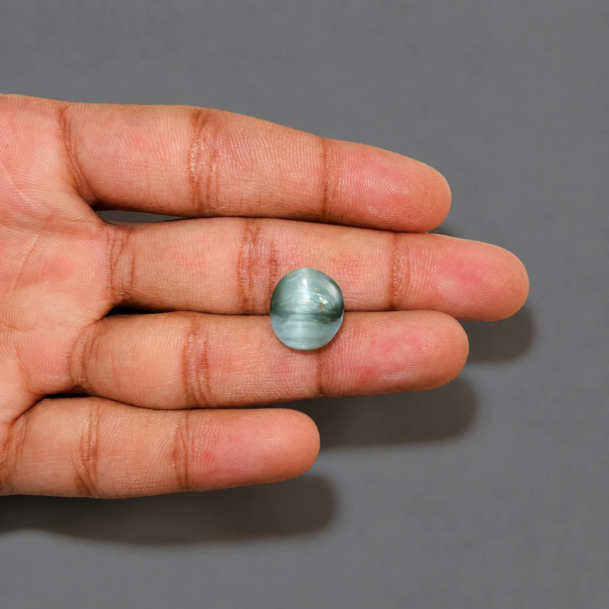 Natural Cat Eye (Lehsunia) gemstone 5.90 ct with finger