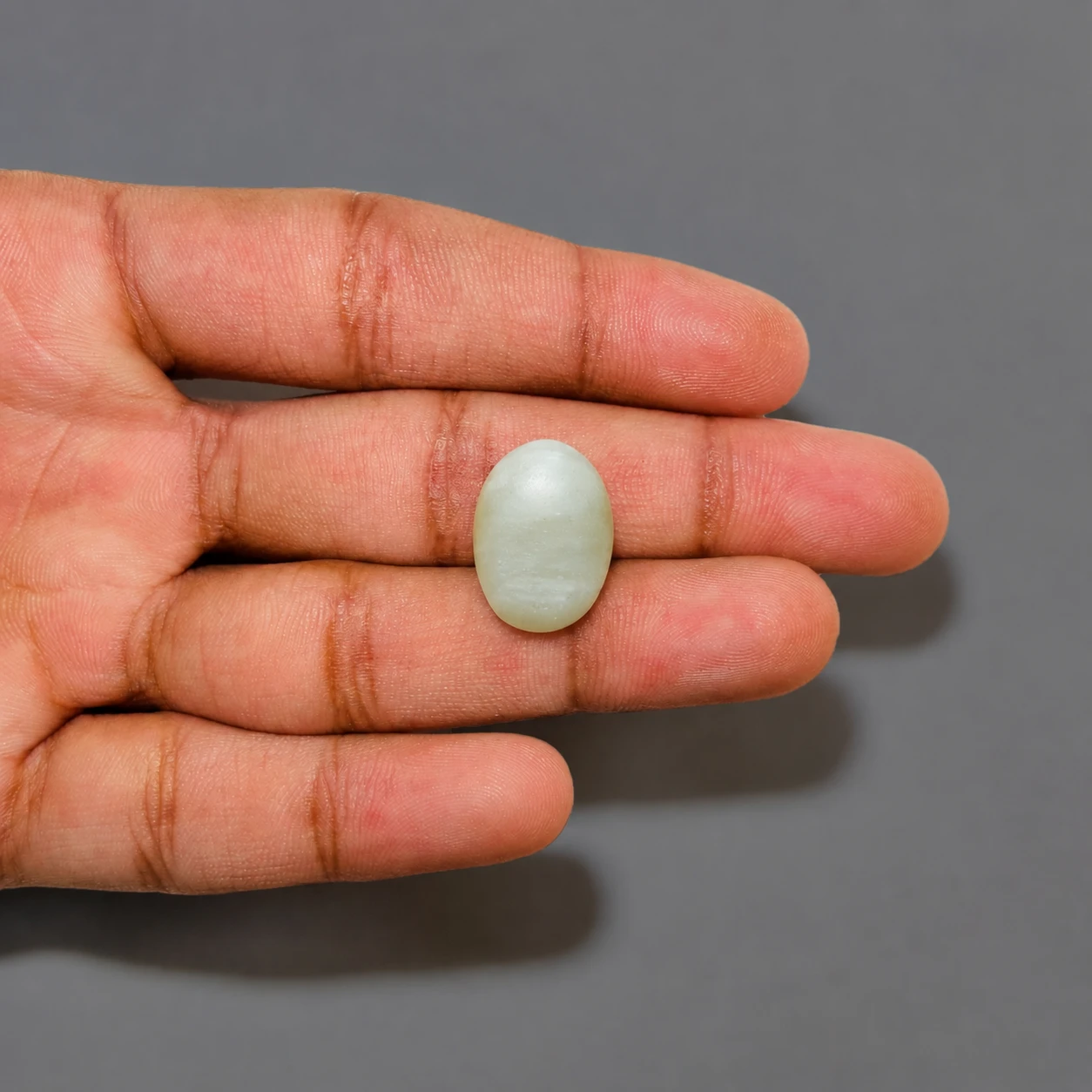 Natural Cat Eye (Lehsunia) gemstone 8.55 ct with finger