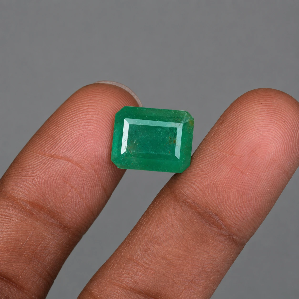 6.85 ct Natural Green Emerald (Panna) with finger